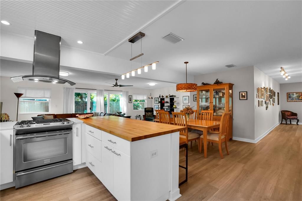 En Venta: $795,000 (4 camas, 3 baños, 2171 Pies cuadrados)