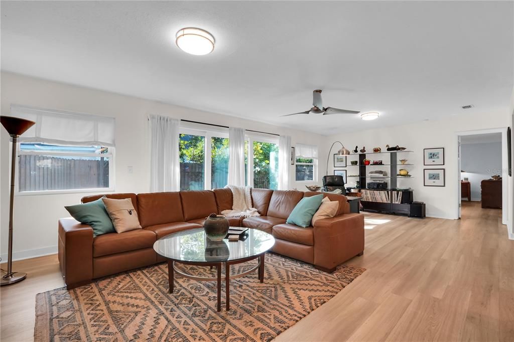 En Venta: $795,000 (4 camas, 3 baños, 2171 Pies cuadrados)