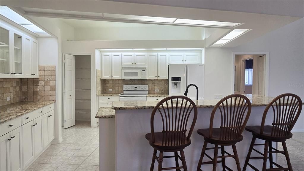 出租: $3,400 (4 贝兹, 3 浴室, 2804 平方英尺)