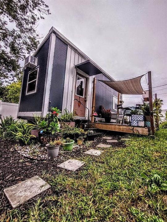 For Rent: $1,200 (1 beds, 1 baths, 200 Square Feet)