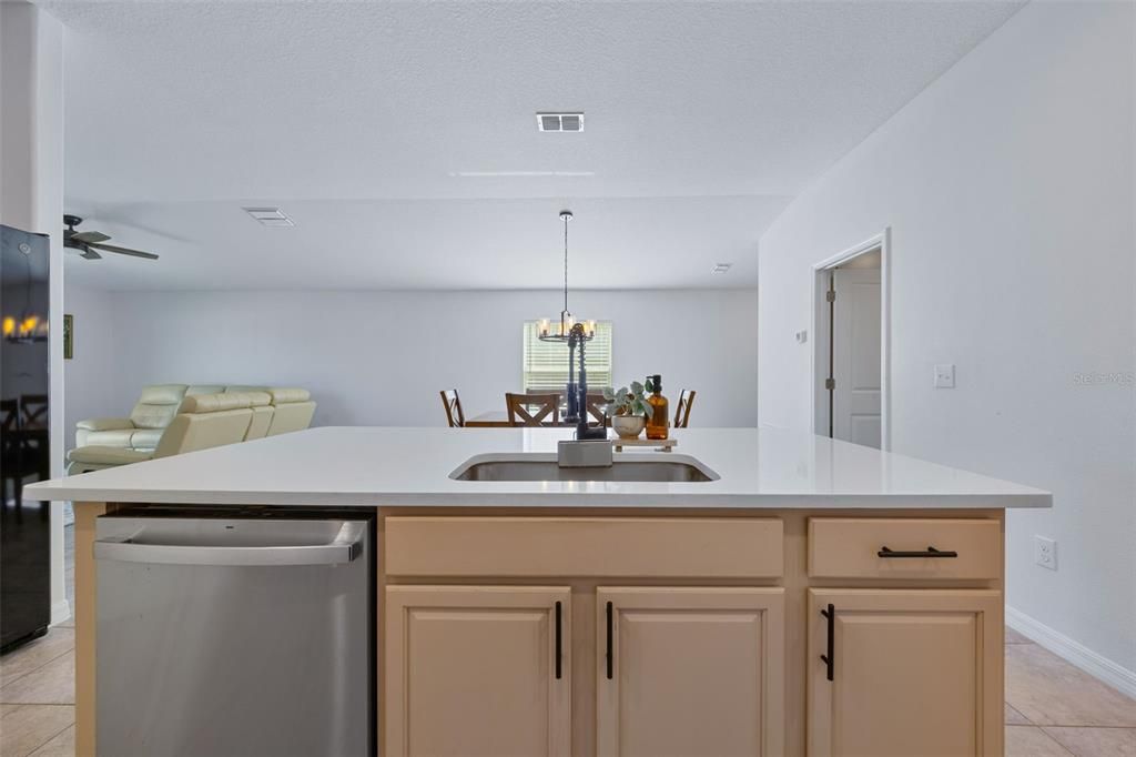 待售: $299,999 (4 贝兹, 2 浴室, 1841 平方英尺)