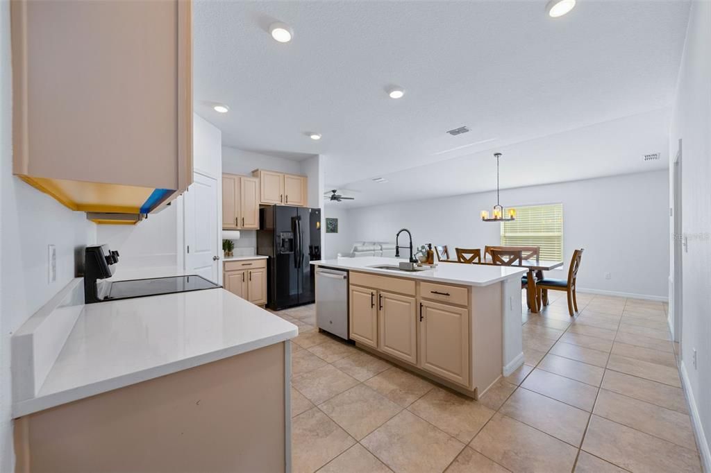 待售: $299,999 (4 贝兹, 2 浴室, 1841 平方英尺)