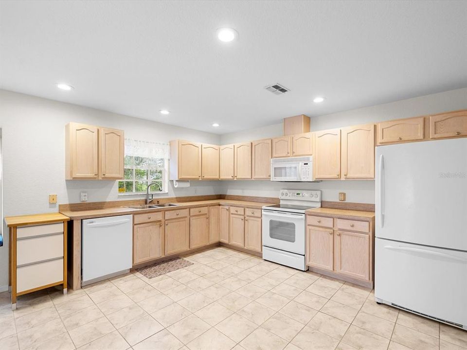 For Sale: $275,000 (3 beds, 2 baths, 1594 Square Feet)