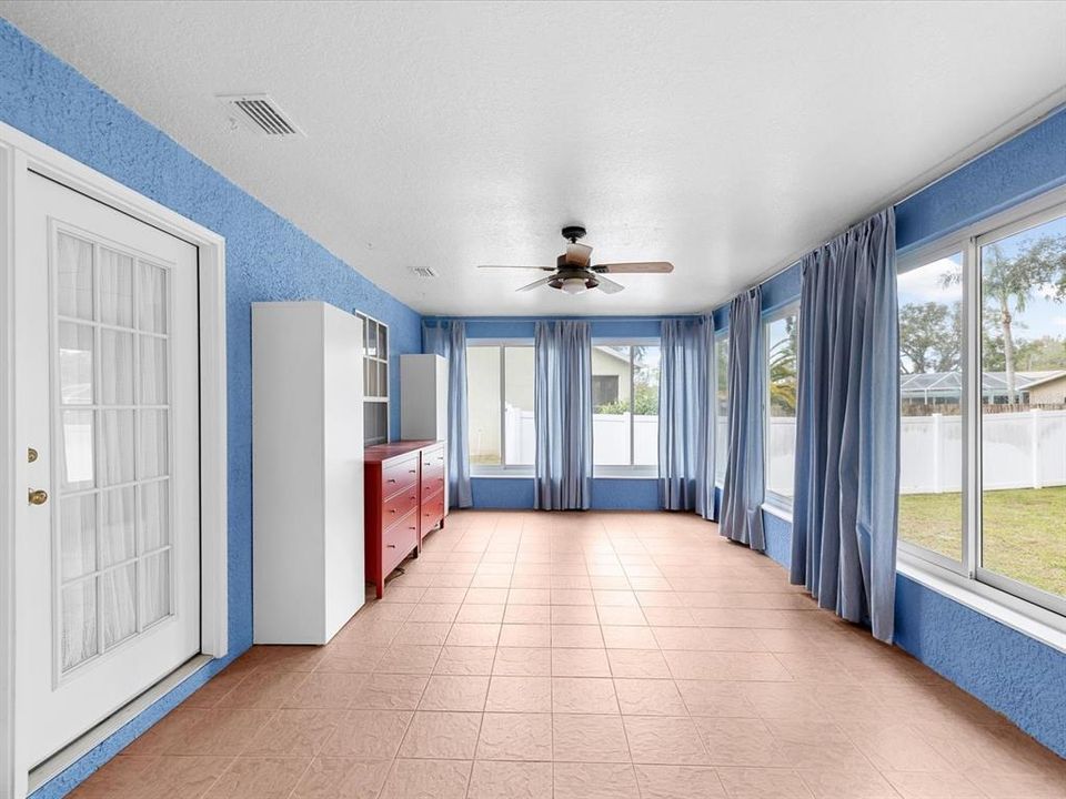 For Sale: $275,000 (3 beds, 2 baths, 1594 Square Feet)