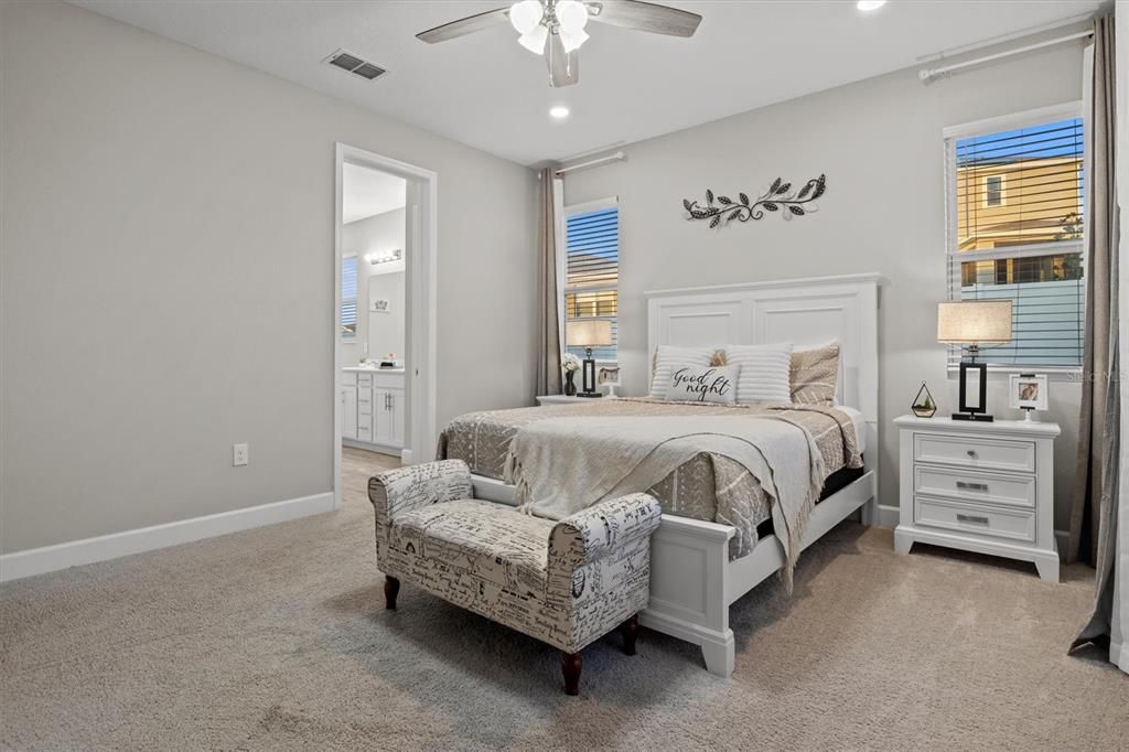 En Renta: $2,400 (4 camas, 3 baños, 2066 Pies cuadrados)