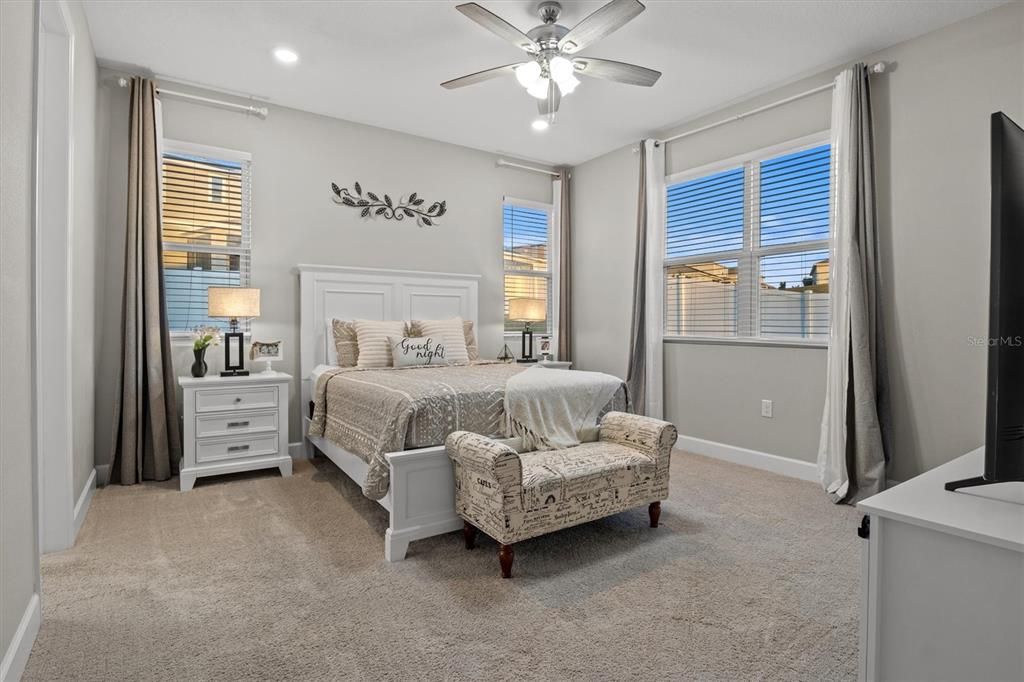 En Renta: $2,400 (4 camas, 3 baños, 2066 Pies cuadrados)