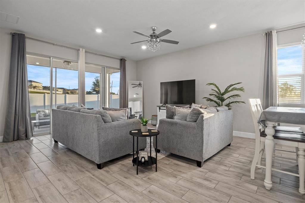 En Renta: $2,400 (4 camas, 3 baños, 2066 Pies cuadrados)