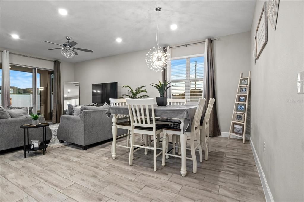 En Renta: $2,400 (4 camas, 3 baños, 2066 Pies cuadrados)