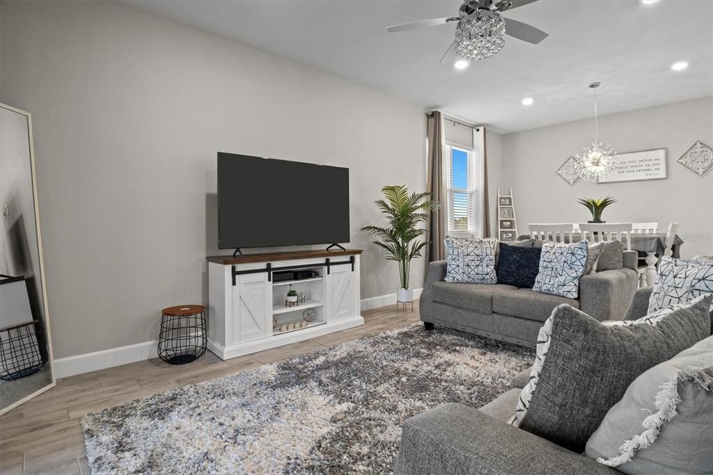 En Renta: $2,400 (4 camas, 3 baños, 2066 Pies cuadrados)