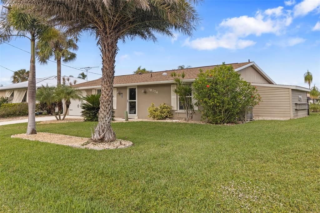 For Sale: $399,900 (2 beds, 2 baths, 1316 Square Feet)