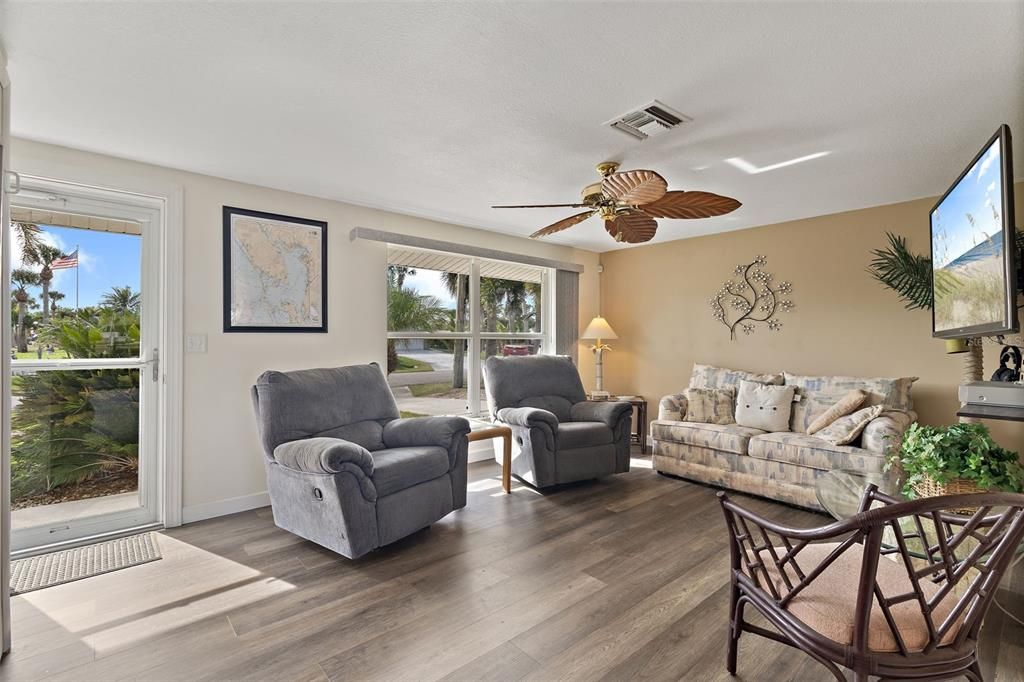 For Sale: $399,900 (2 beds, 2 baths, 1316 Square Feet)