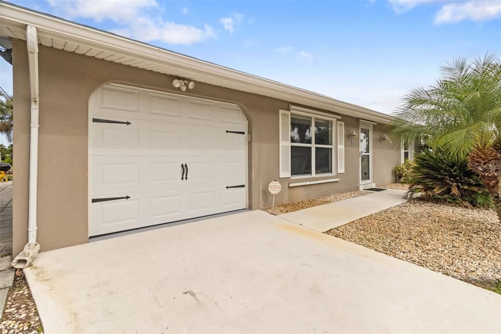 For Sale: $399,900 (2 beds, 2 baths, 1316 Square Feet)