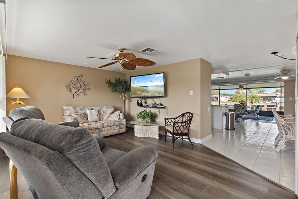 For Sale: $399,900 (2 beds, 2 baths, 1316 Square Feet)