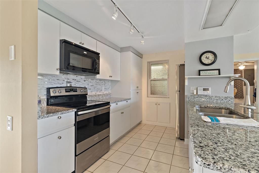 For Sale: $399,900 (2 beds, 2 baths, 1316 Square Feet)