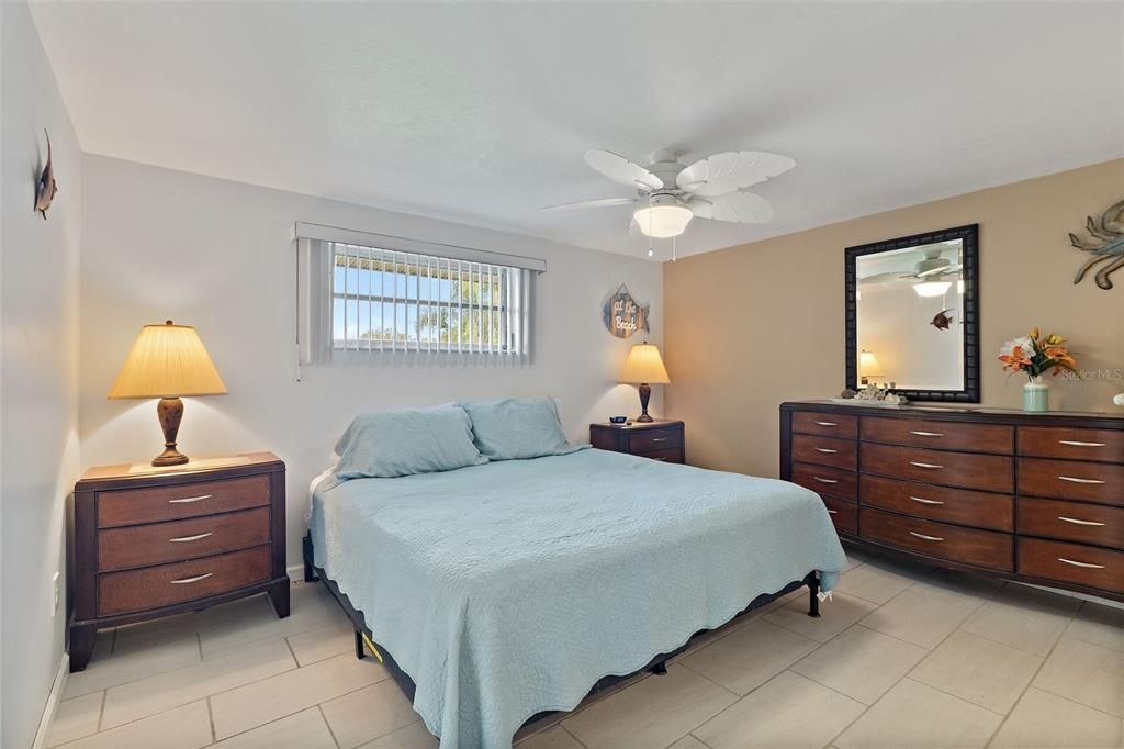 For Sale: $399,900 (2 beds, 2 baths, 1316 Square Feet)