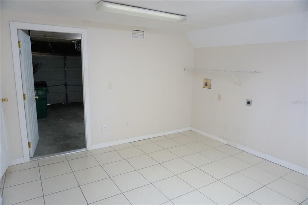 For Rent: $1,900 (2 beds, 1 baths, 1100 Square Feet)