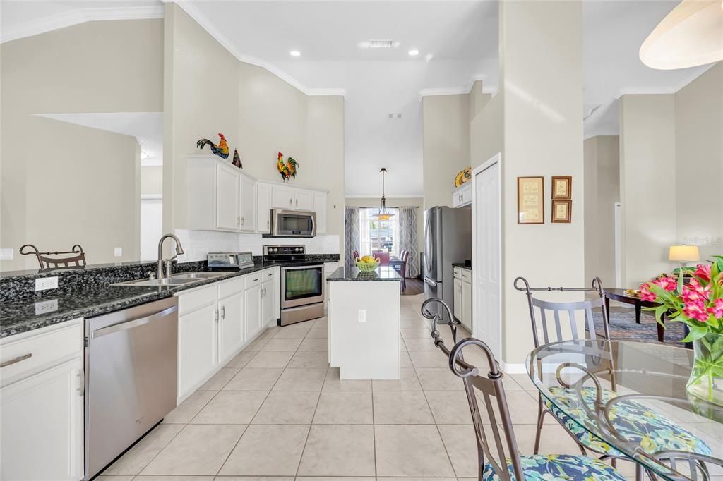 待售: $700,000 (3 贝兹, 2 浴室, 2723 平方英尺)