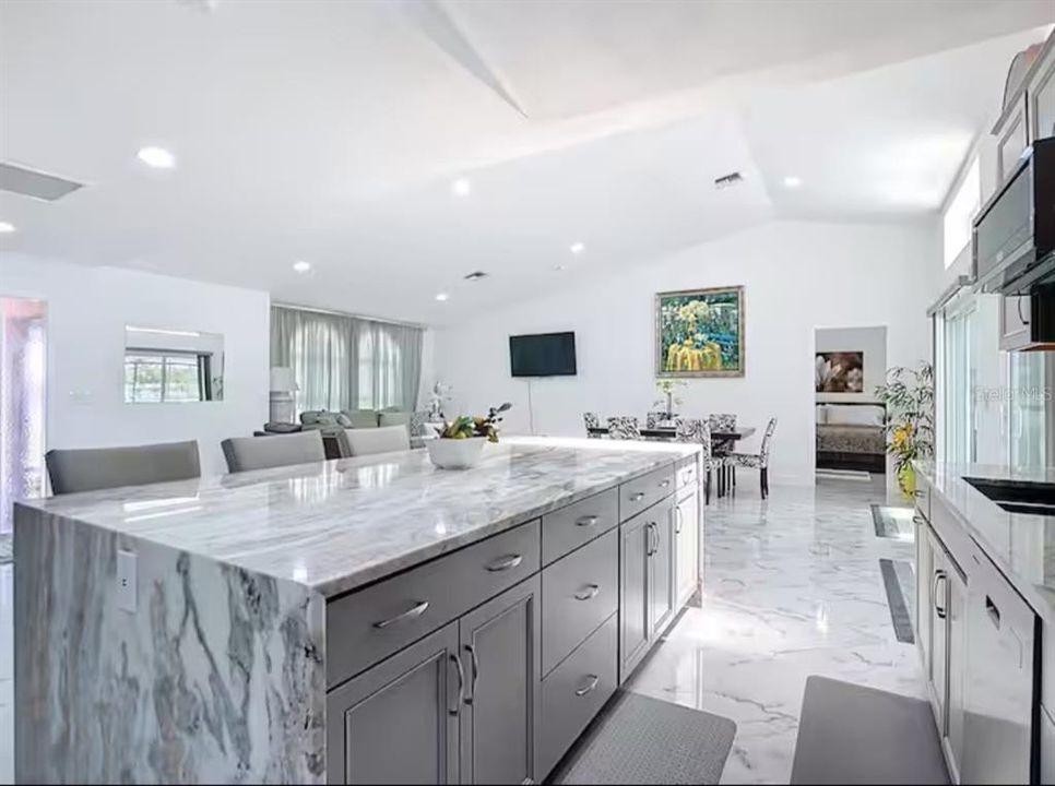 For Rent: $2,750 (3 beds, 3 baths, 2084 Square Feet)