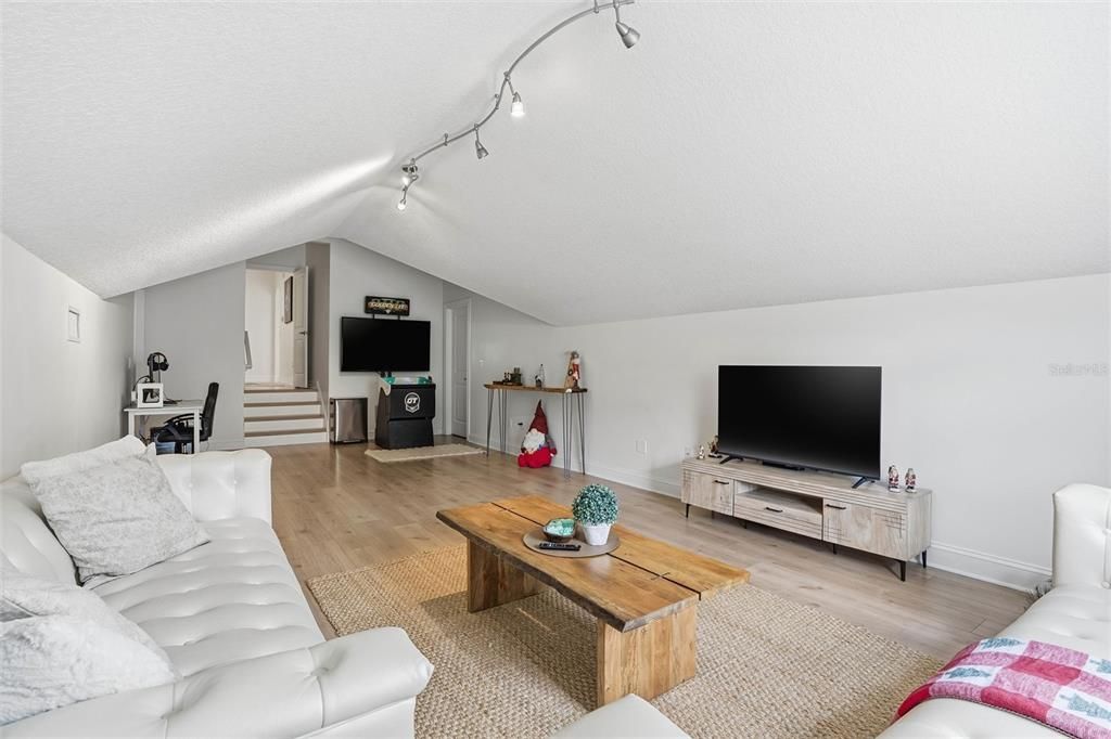 Active With Contract: $974,900 (7 beds, 4 baths, 4126 Square Feet)