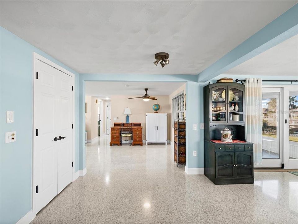 For Sale: $399,900 (2 beds, 2 baths, 1340 Square Feet)