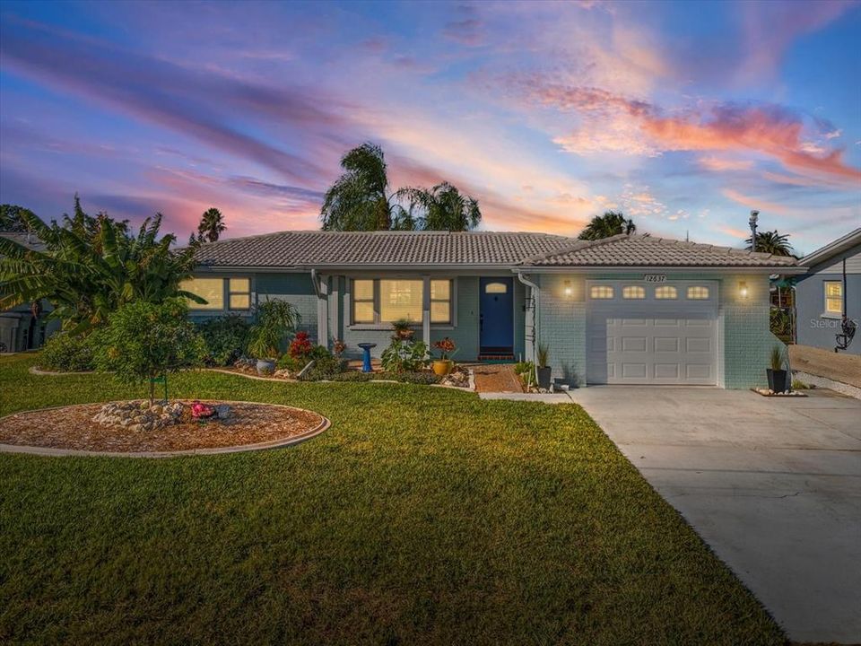 For Sale: $399,900 (2 beds, 2 baths, 1340 Square Feet)