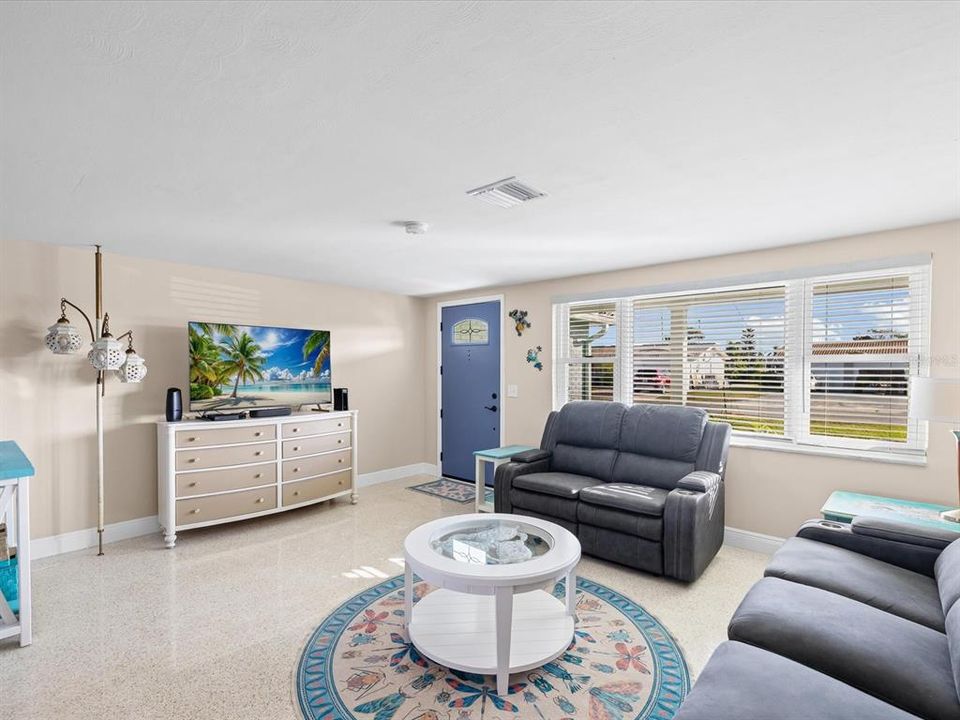 For Sale: $399,900 (2 beds, 2 baths, 1340 Square Feet)