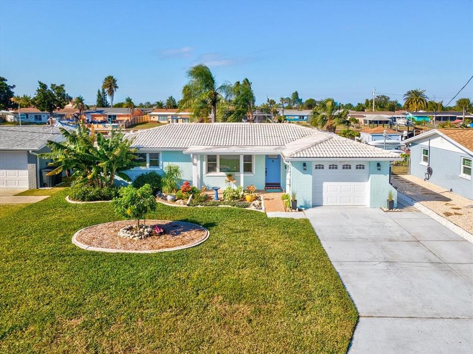 For Sale: $399,900 (2 beds, 2 baths, 1340 Square Feet)