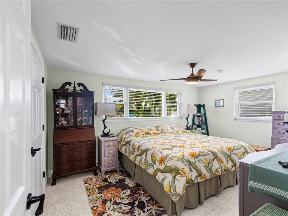 For Sale: $399,900 (2 beds, 2 baths, 1340 Square Feet)