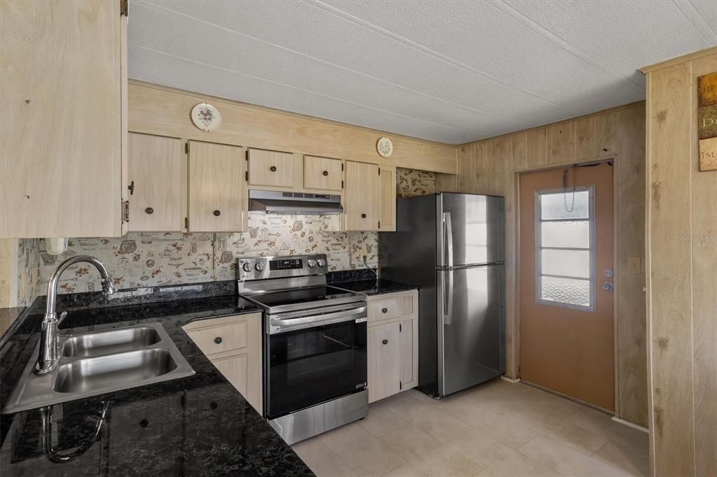 For Sale: $99,000 (2 beds, 2 baths, 782 Square Feet)