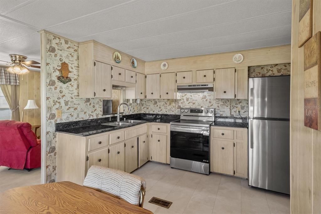 For Sale: $99,000 (2 beds, 2 baths, 782 Square Feet)