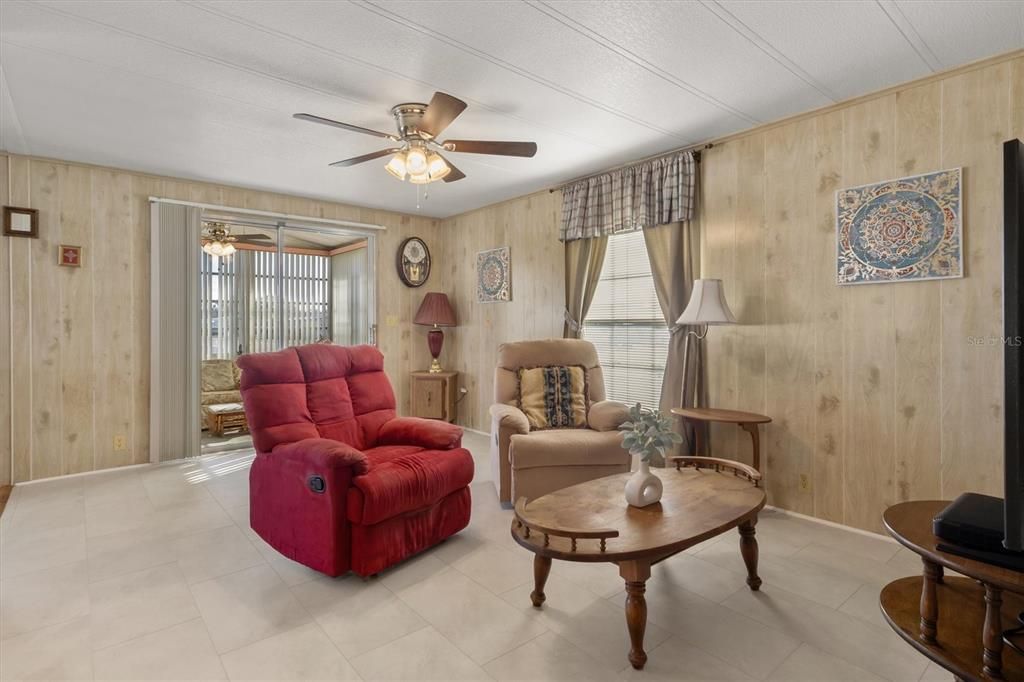 For Sale: $99,000 (2 beds, 2 baths, 782 Square Feet)