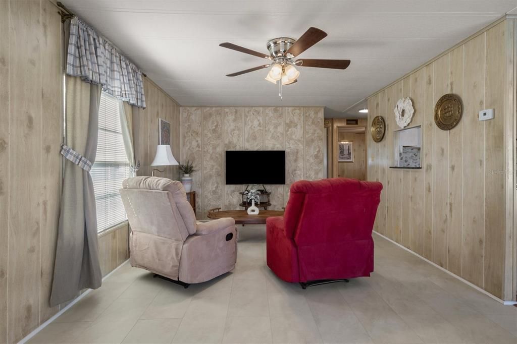 For Sale: $99,000 (2 beds, 2 baths, 782 Square Feet)