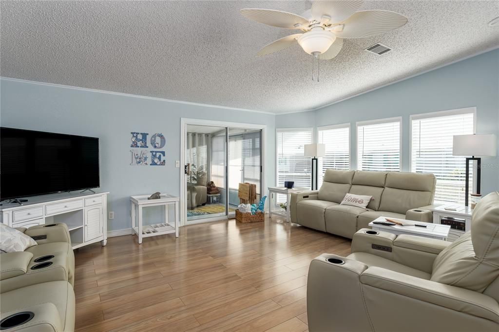 For Sale: $243,000 (2 beds, 2 baths, 1594 Square Feet)