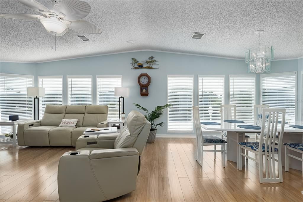 For Sale: $243,000 (2 beds, 2 baths, 1594 Square Feet)