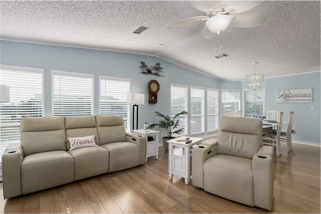 For Sale: $243,000 (2 beds, 2 baths, 1594 Square Feet)