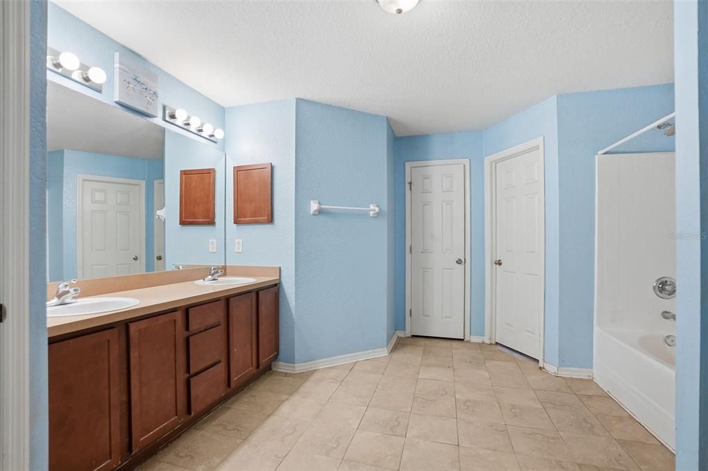 For Sale: $334,900 (4 beds, 2 baths, 2546 Square Feet)