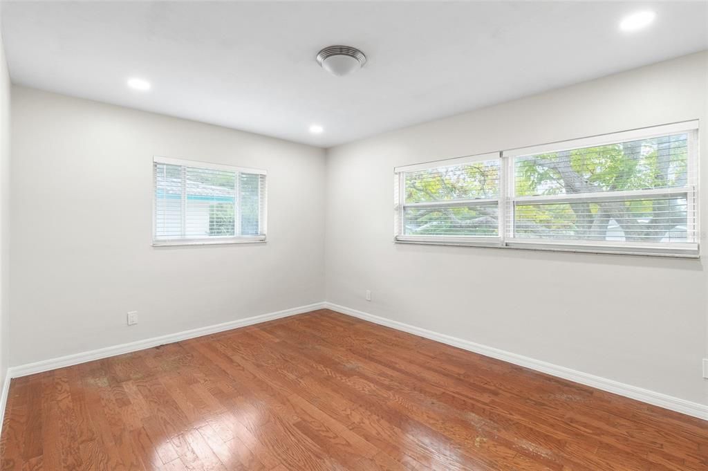 出租: $3,000 (3 贝兹, 2 浴室, 1300 平方英尺)