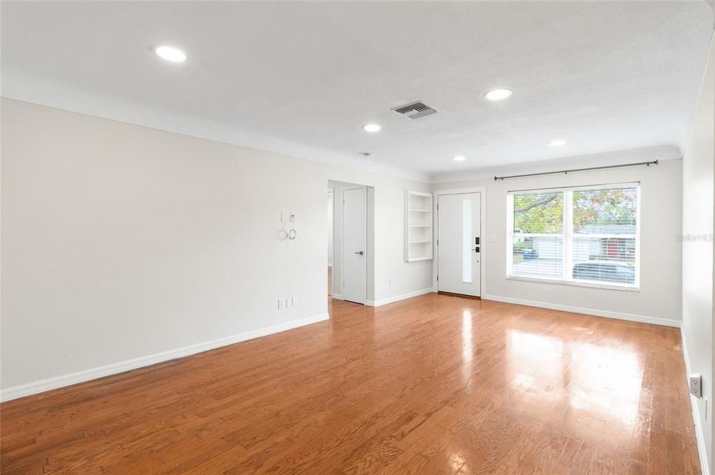 出租: $3,000 (3 贝兹, 2 浴室, 1300 平方英尺)