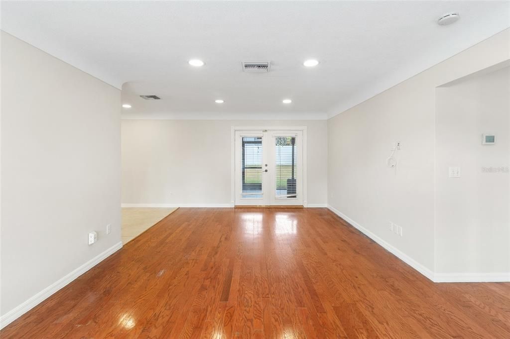 出租: $3,000 (3 贝兹, 2 浴室, 1300 平方英尺)