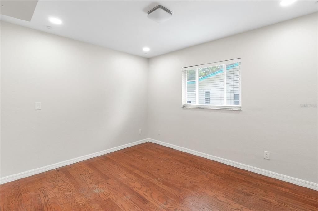 出租: $3,000 (3 贝兹, 2 浴室, 1300 平方英尺)