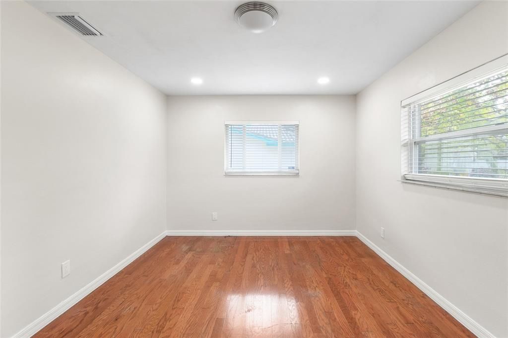 出租: $3,000 (3 贝兹, 2 浴室, 1300 平方英尺)