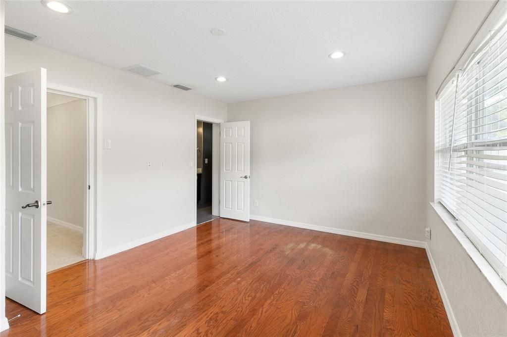 出租: $3,000 (3 贝兹, 2 浴室, 1300 平方英尺)