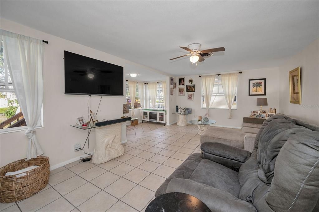 En Venta: $259,000 (2 camas, 2 baños, 1200 Pies cuadrados)