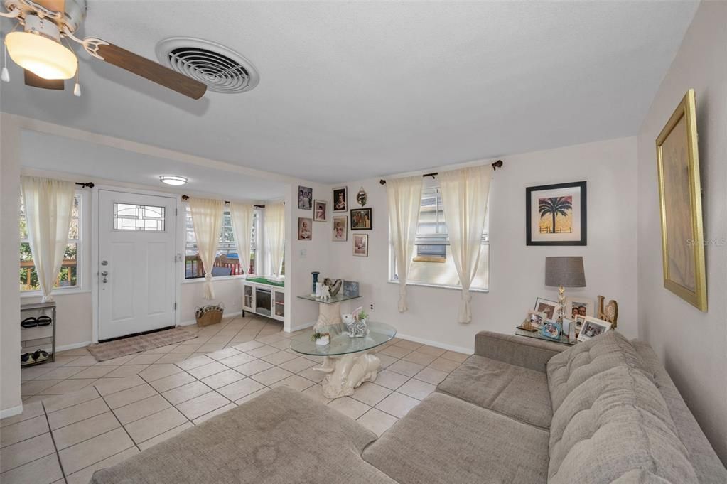 En Venta: $259,000 (2 camas, 2 baños, 1200 Pies cuadrados)