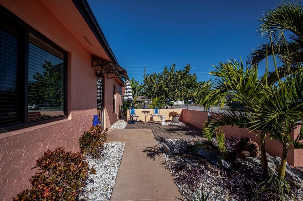 For Sale: $379,000 (2 beds, 2 baths, 1147 Square Feet)