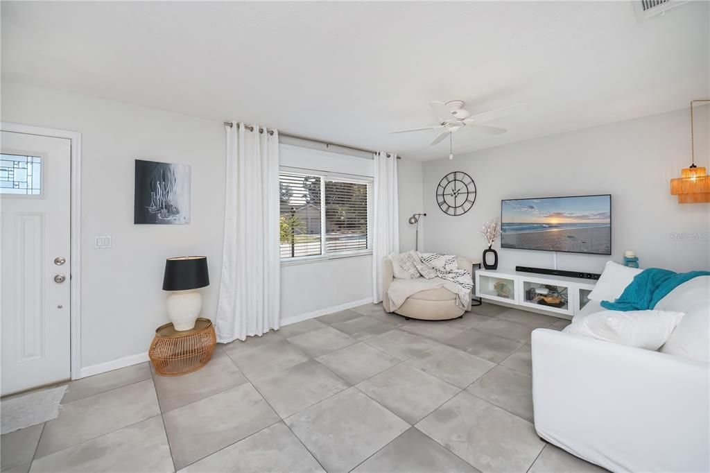 For Sale: $379,000 (2 beds, 2 baths, 1147 Square Feet)