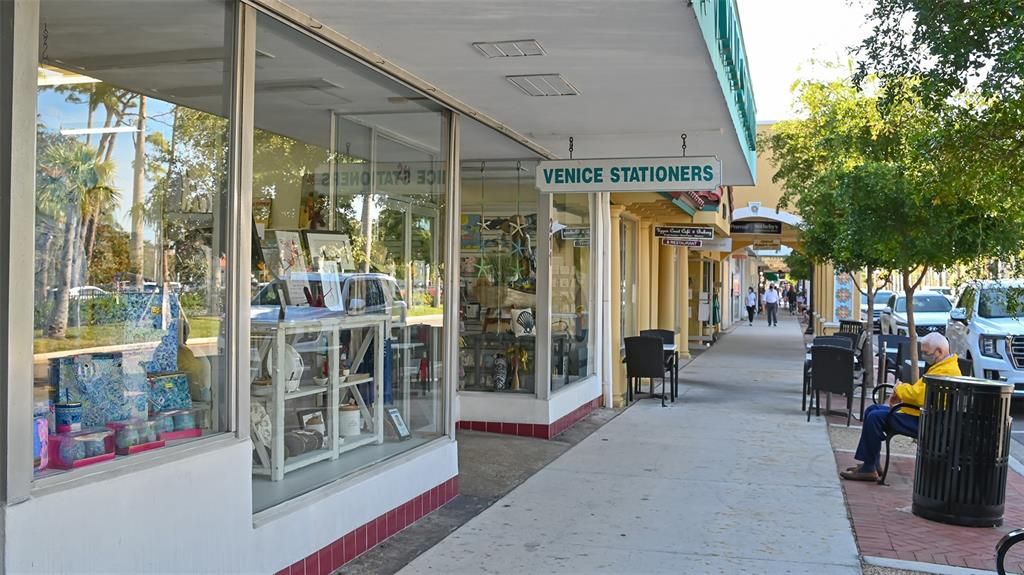 For Sale: $379,000 (2 beds, 2 baths, 1147 Square Feet)