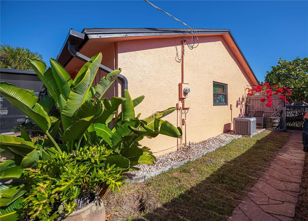 For Sale: $379,000 (2 beds, 2 baths, 1147 Square Feet)