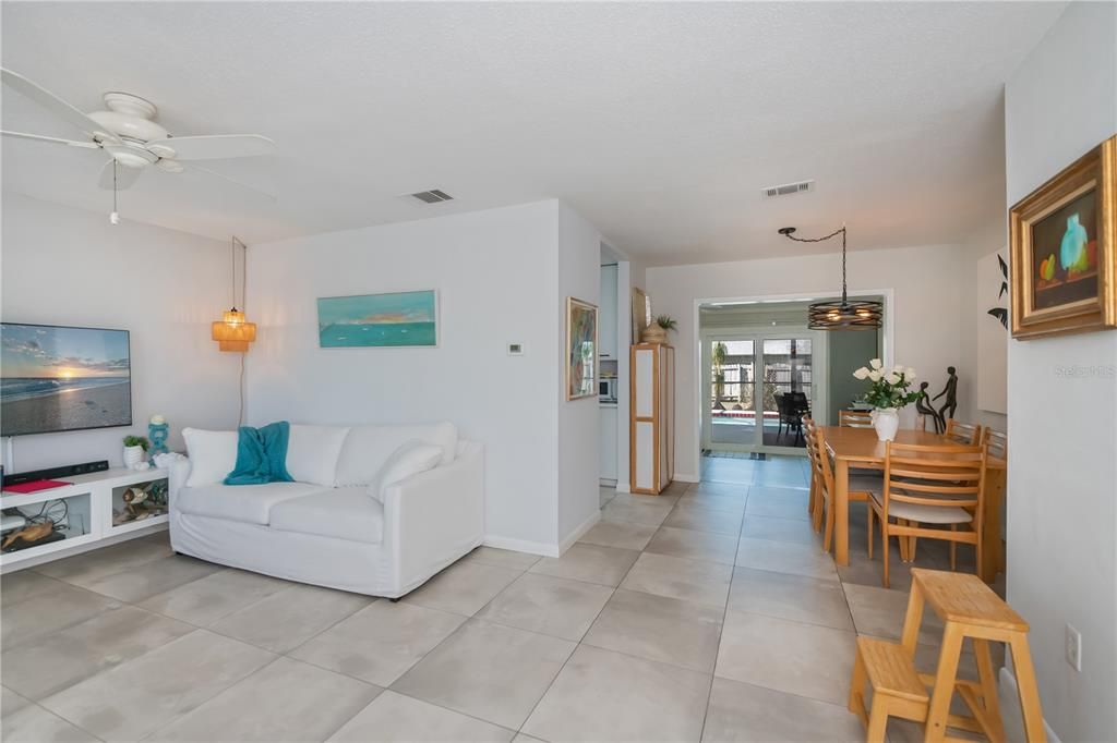 For Sale: $379,000 (2 beds, 2 baths, 1147 Square Feet)