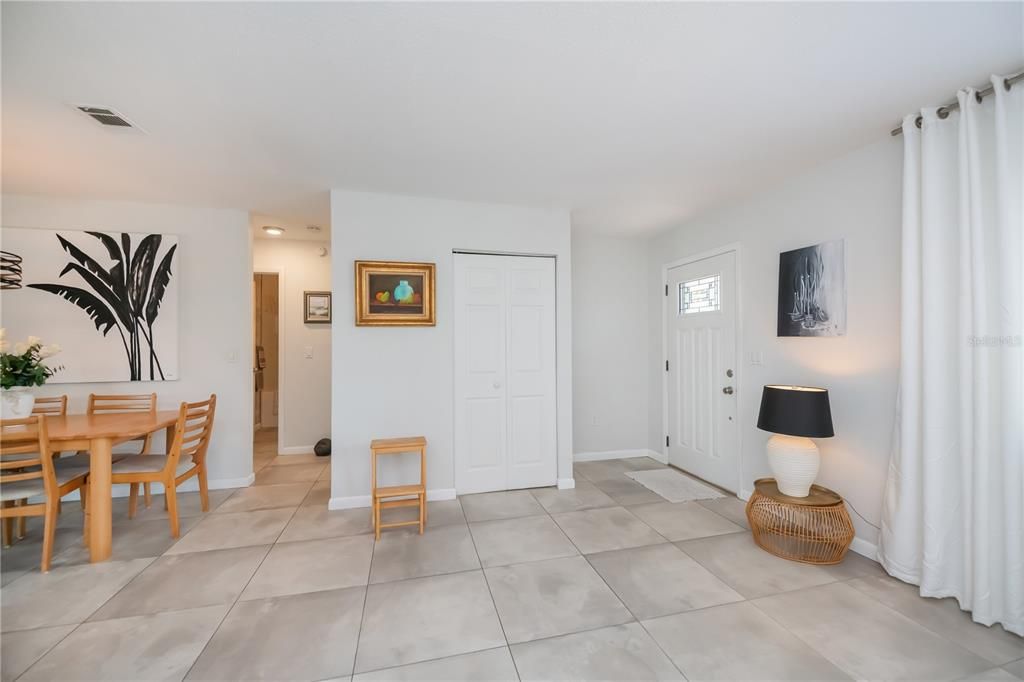 For Sale: $379,000 (2 beds, 2 baths, 1147 Square Feet)